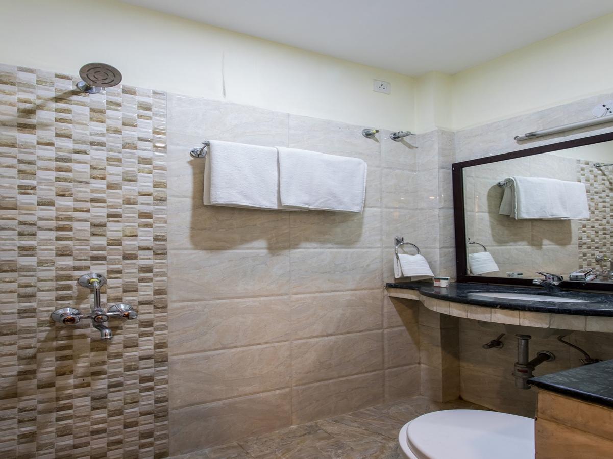 Oyo 11945 Hotel Glory Palace Индор Екстериор снимка